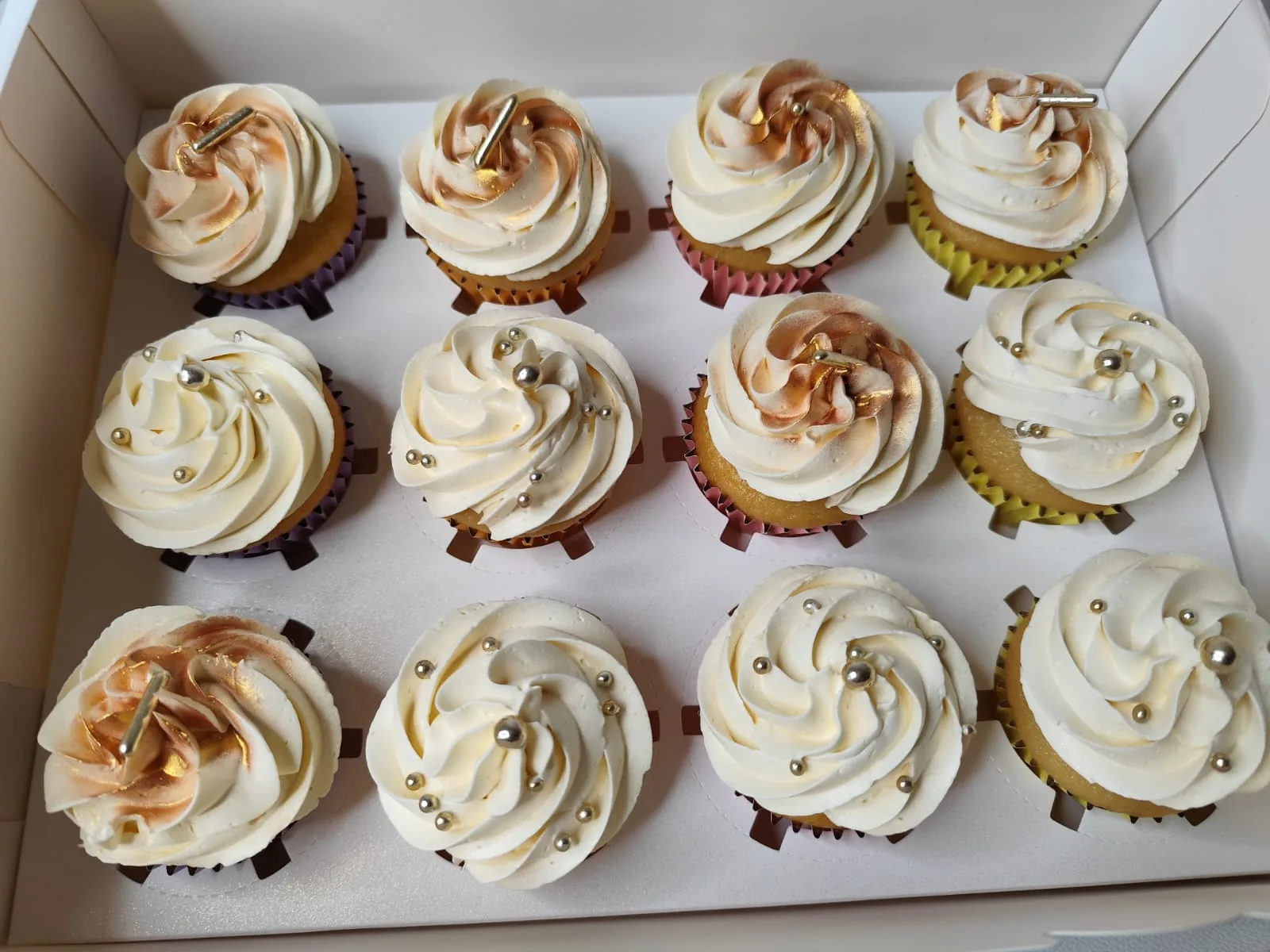 Cupcakes ivoire et or