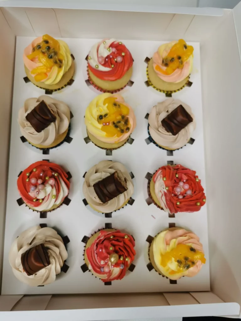 Gourmandise artisanale — cupcakes ivoire et or — Melksweets, cake design à Bernes-sur-Oise